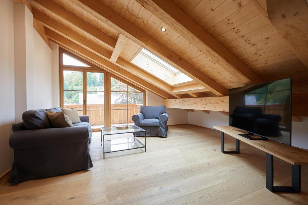 TV a/nebo společenská místnost v ubytování Zugspitzerei - Premium Chalet Ferienwohnungen
