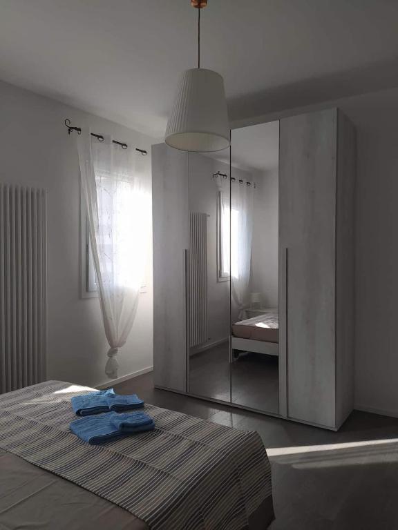 Łóżko lub łóżka w pokoju w obiekcie Momy House