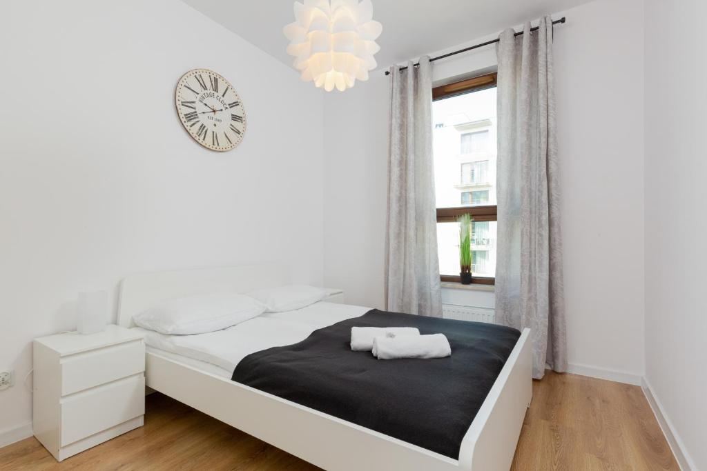 Posteľ alebo postele v izbe v ubytovaní Forum Wola Jana Kazimierza Apartment by Noclegi Renters