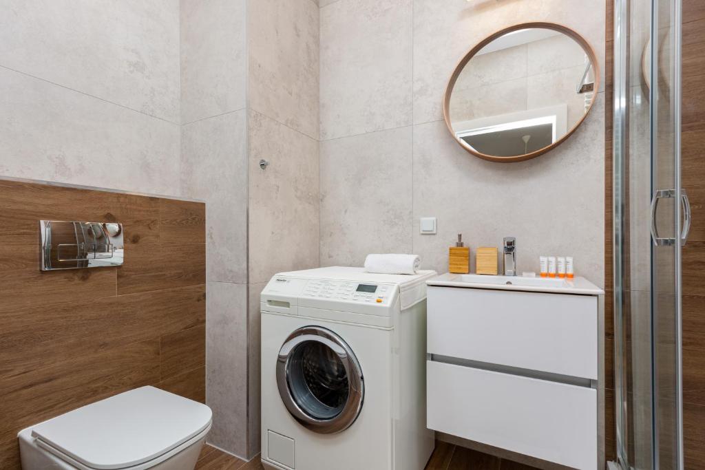 Kúpeľňa v ubytovaní Forum Wola Jana Kazimierza Apartment by Noclegi Renters