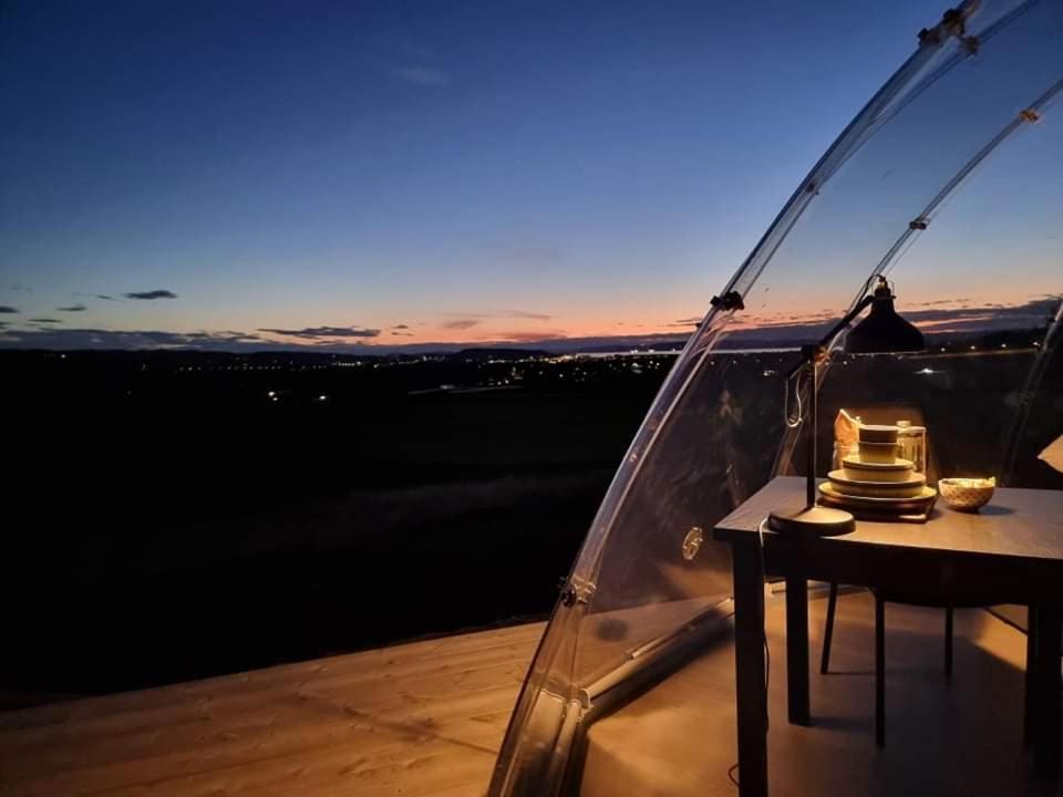 uma mesa de jantar numa varanda com vista para o oceano em Stiklestad Eye em Verdal