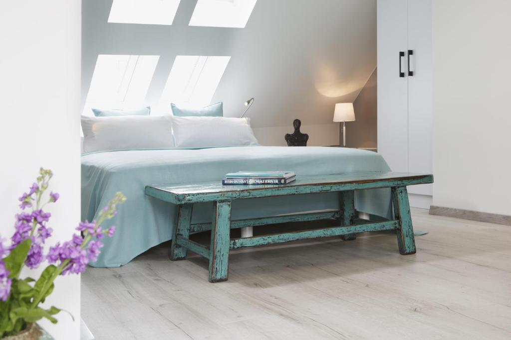 Un dormitorio con una cama con una mesa al lado. en Altstadt-Hotel Bielefeld, en Bielefeld