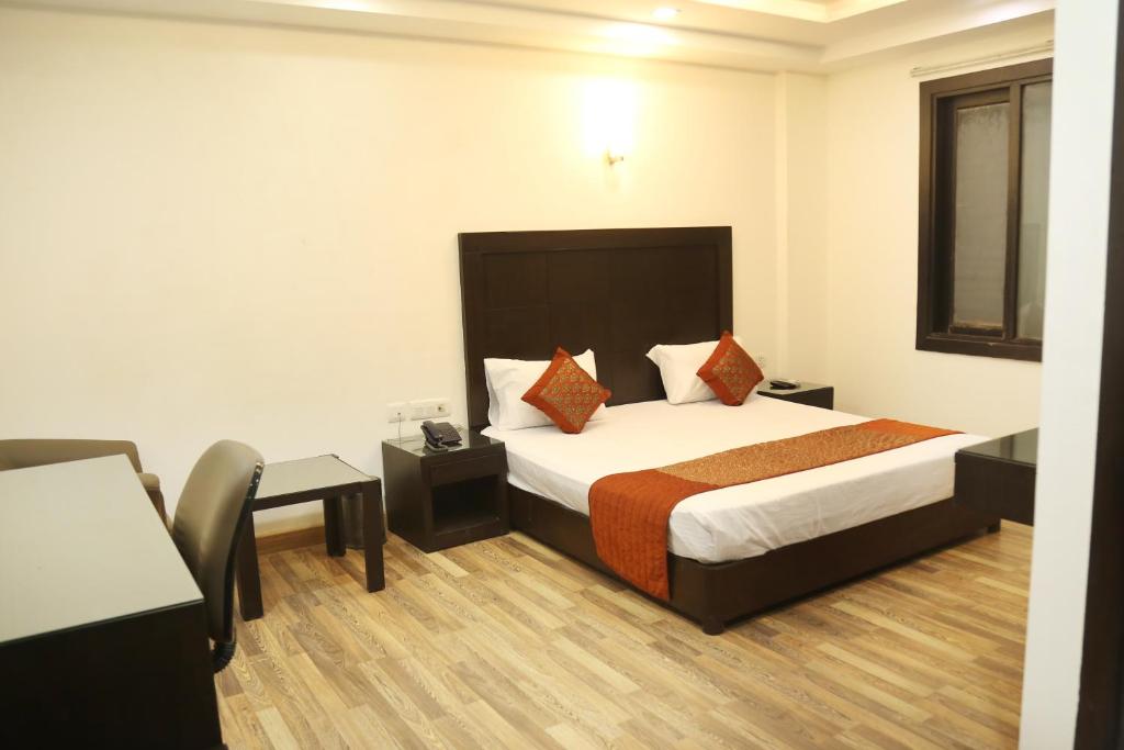 Säng eller sängar i ett rum på HOTEL RAJMAHAL INN