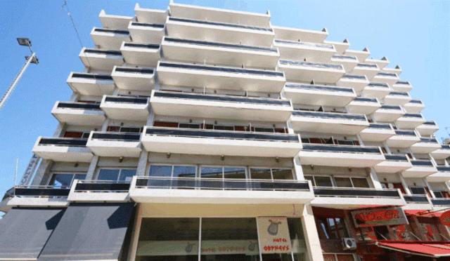 ein hohes Gebäude mit Balkon an der Seite in der Unterkunft Orpheus Hotel in Komotiní