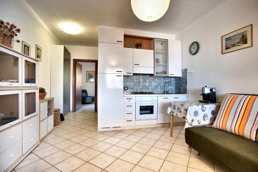 Kuchyňa alebo kuchynka v ubytovaní Porto Alabe Sardegna.... a due passi dal mare