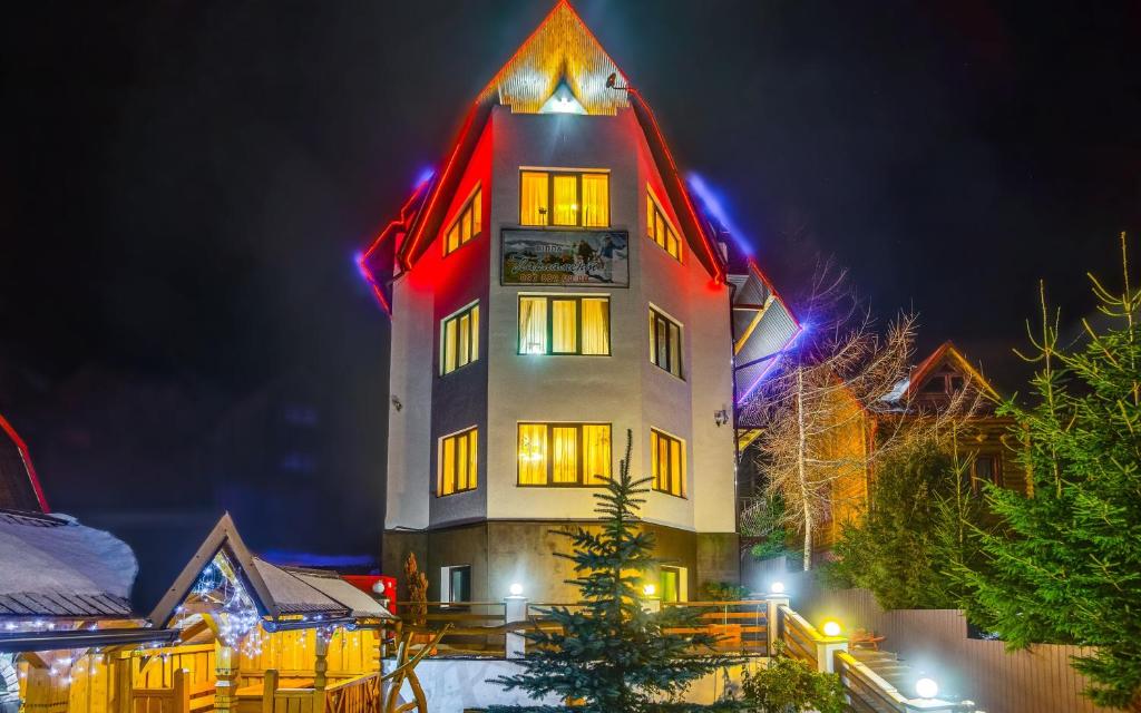 ヤブルニツァにあるГотельний комплекс Парламент, Яблуницяのクリスマスライトが飾られた高層ビル