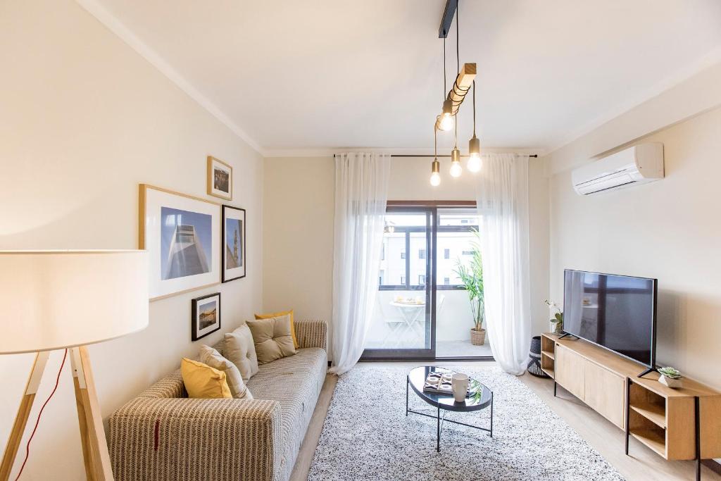 2BR Flat in Bonfim w/ AC & Balcony by LovelyStay