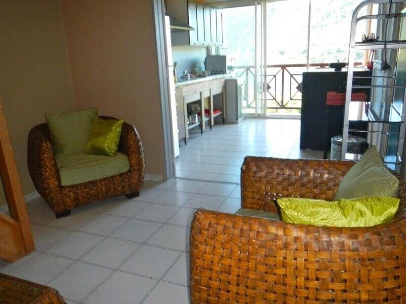 Posezení v ubytování le duplex à DESHAIES,vue mer ,village à pieds