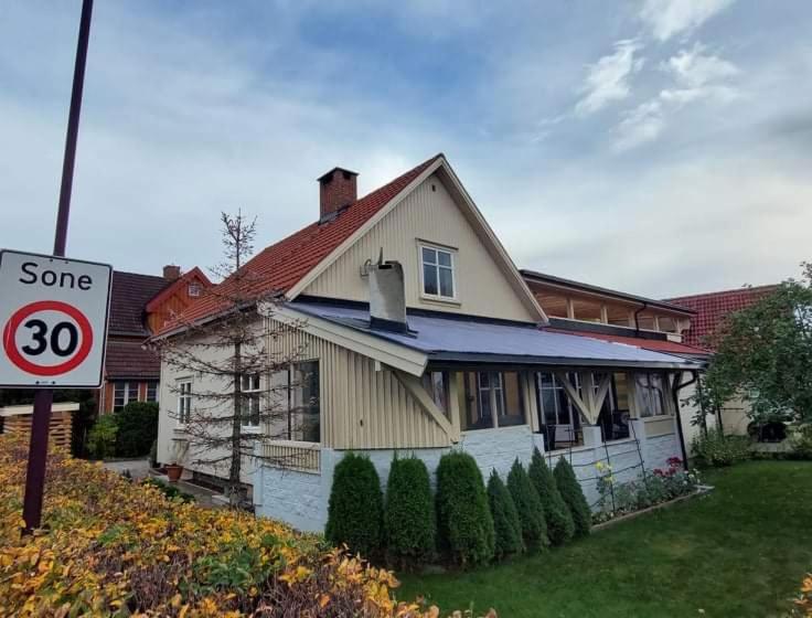 uma casa com um sinal em frente em Egil's Vacation House em Lillehammer