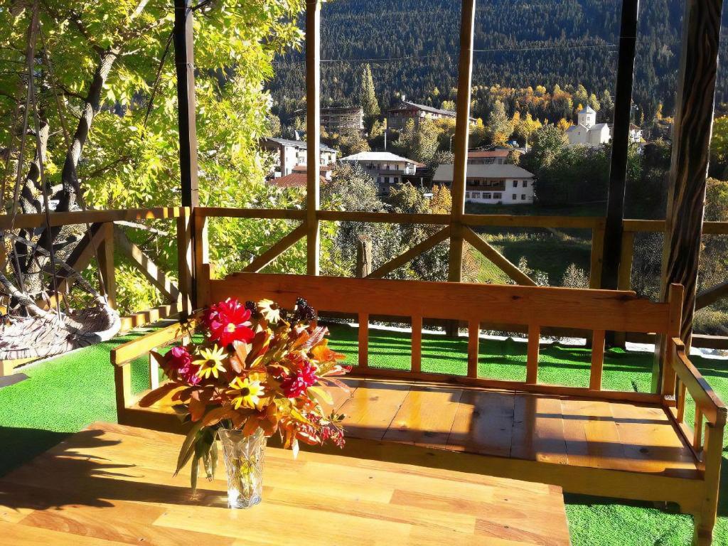 un vaso di fiori seduto su un tavolo di legno di Guest House Mari30 a Mestia
