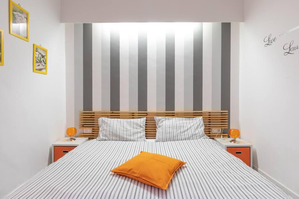 una camera da letto con un cuscino arancione di St Peter Rooms a Roma