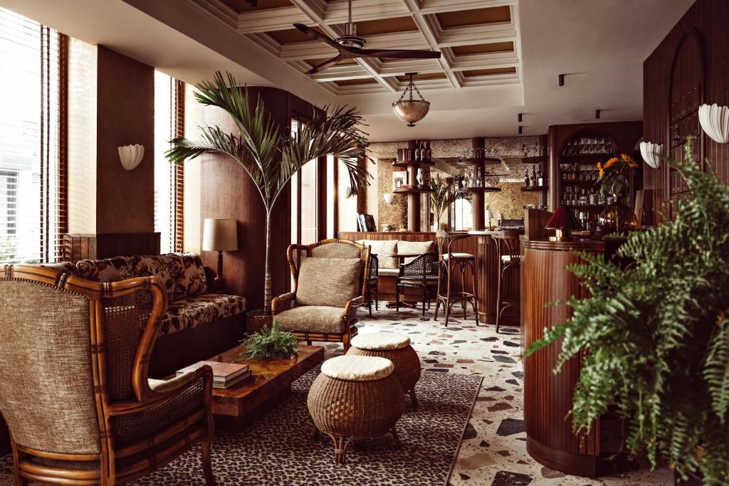 - un salon avec un canapé et une table dans l'établissement Hôtel Monsieur Aristide, à Paris