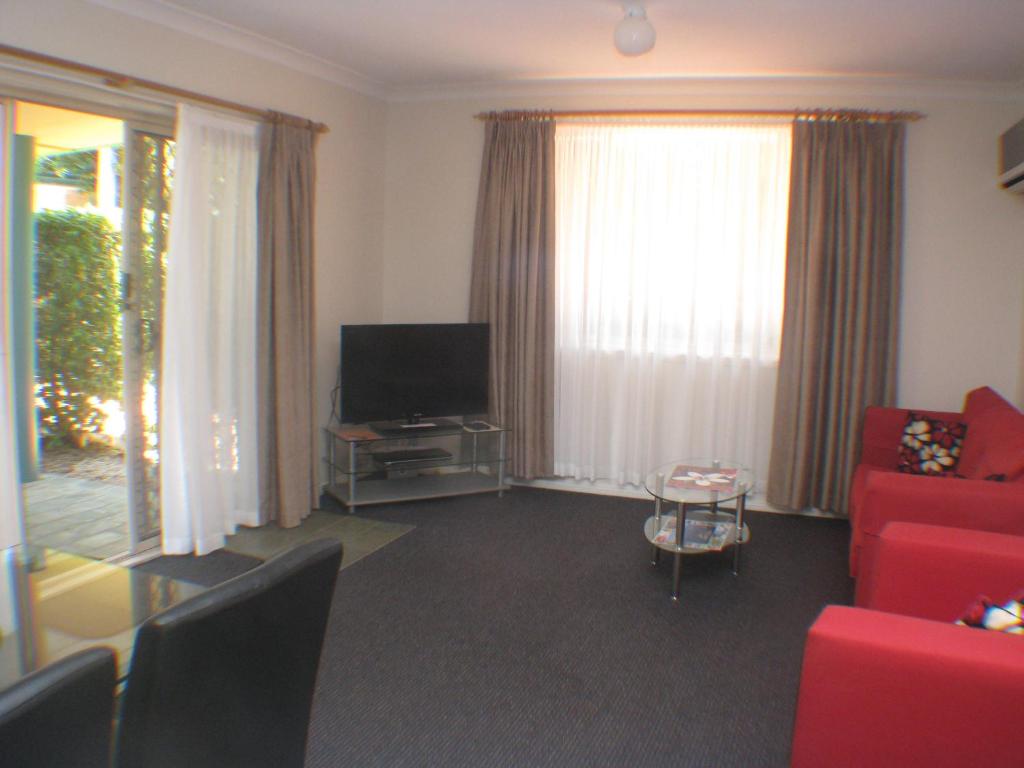 TV a/nebo společenská místnost v ubytování Beaches Serviced Apartments