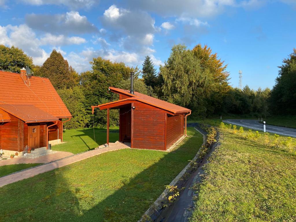 un petit bâtiment sur le côté d'une route dans l'établissement chata Derikovo, à Gaboltov