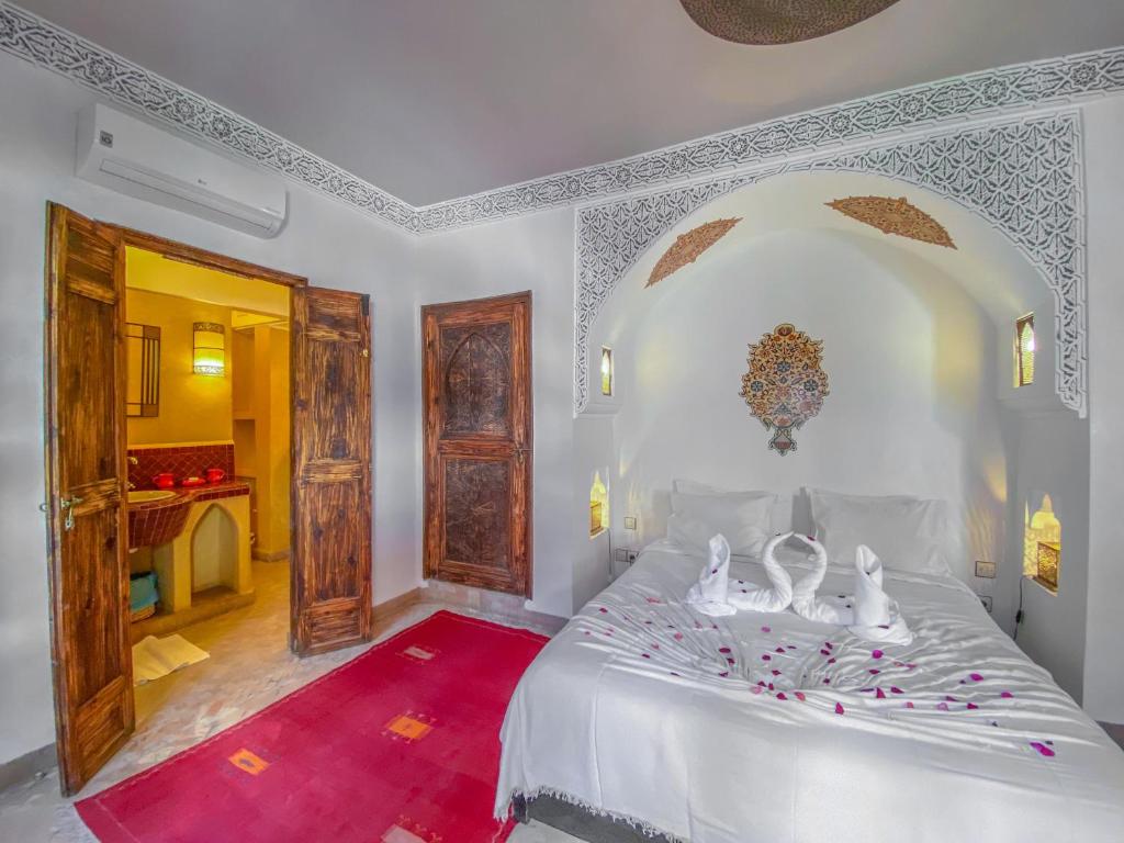 Postel nebo postele na pokoji v ubytování Riad Anya & SPA