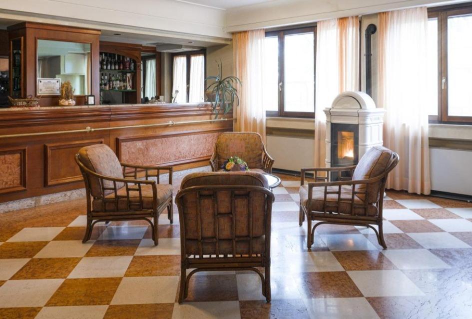 Palena的住宿－Hotel Terrazzo d'Abruzzo，一间带椅子和桌子的房间以及壁炉
