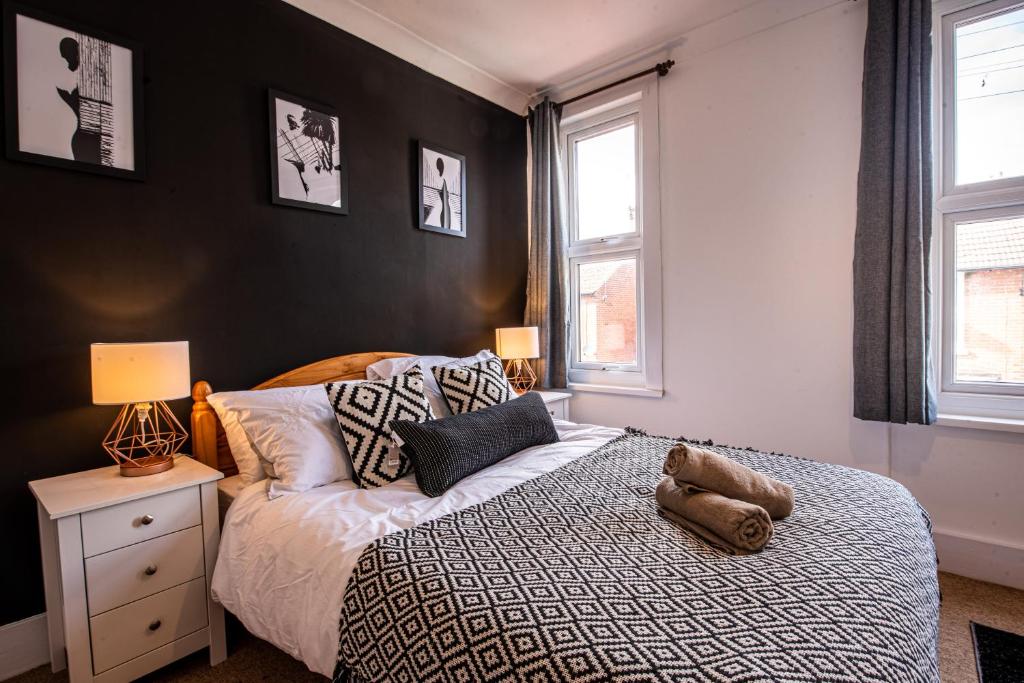 um quarto com uma cama com um bicho de peluche em City Centre 3 Bed - Long Stay Offer - Free Parking em Canterbury