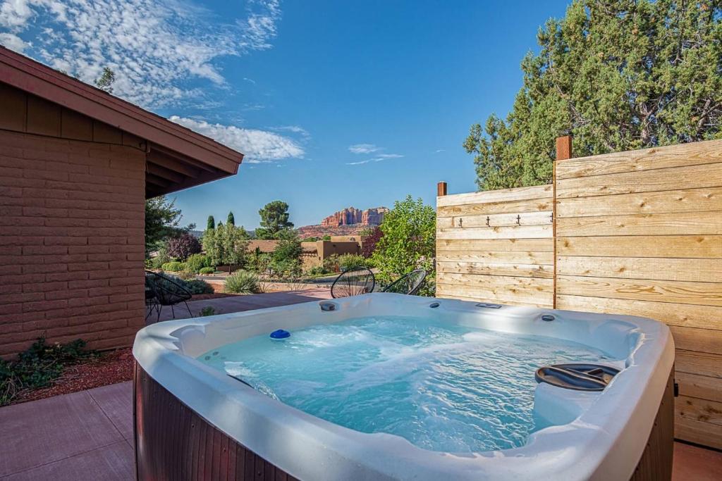 una bañera de hidromasaje en el patio trasero de una casa en Bell Rock Drive Sedona en Sedona