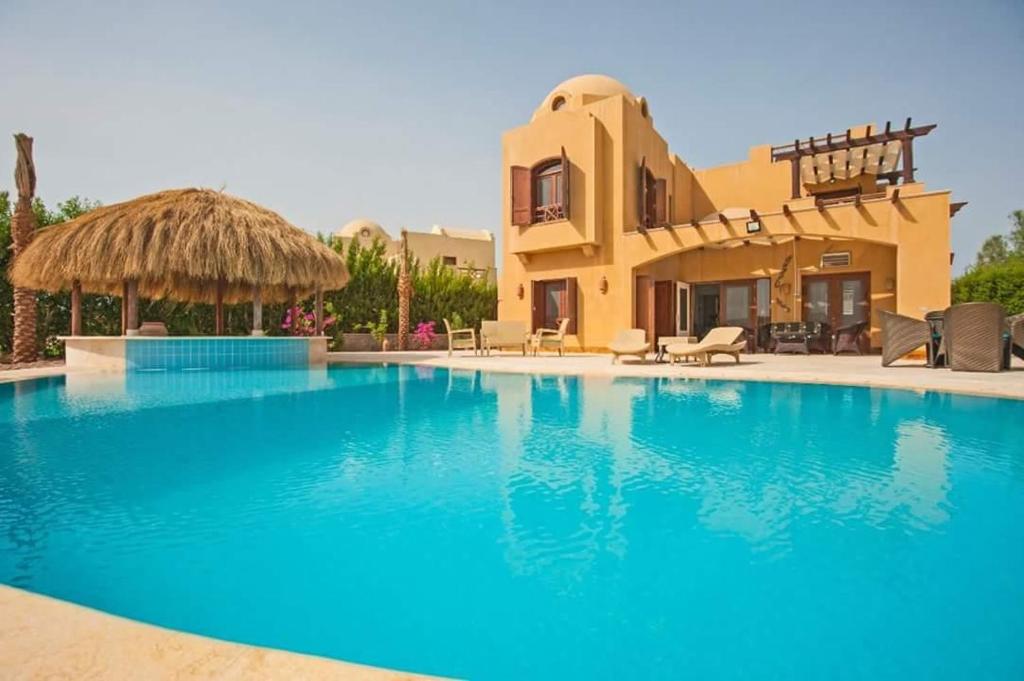 Galería fotográfica de Y 140 wast golf heated private pool en Hurghada