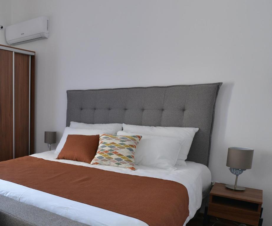 1 dormitorio con 1 cama grande y 2 almohadas en Lux Pegaz 008 en Vrnjačka Banja