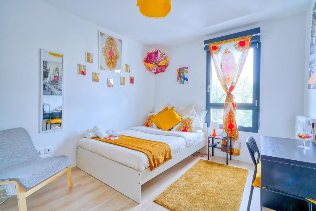 ein weißes Schlafzimmer mit einem Bett und einem Fenster in der Unterkunft Chambres d'hôtes de Luxe Ma Suk in Saint-Denis