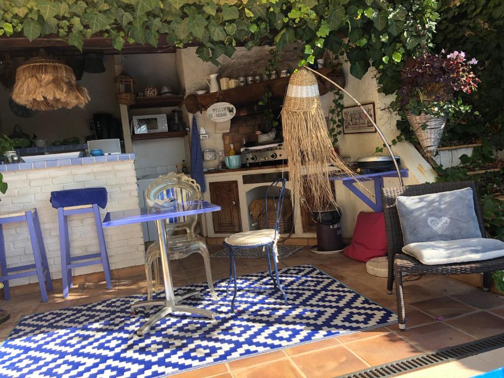 Ein Restaurant oder anderes Speiselokal in der Unterkunft Les Grimaldines - Maison d&#39;Hôtes 