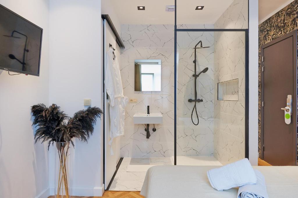 Hotel Les Ecrins - Resim 17