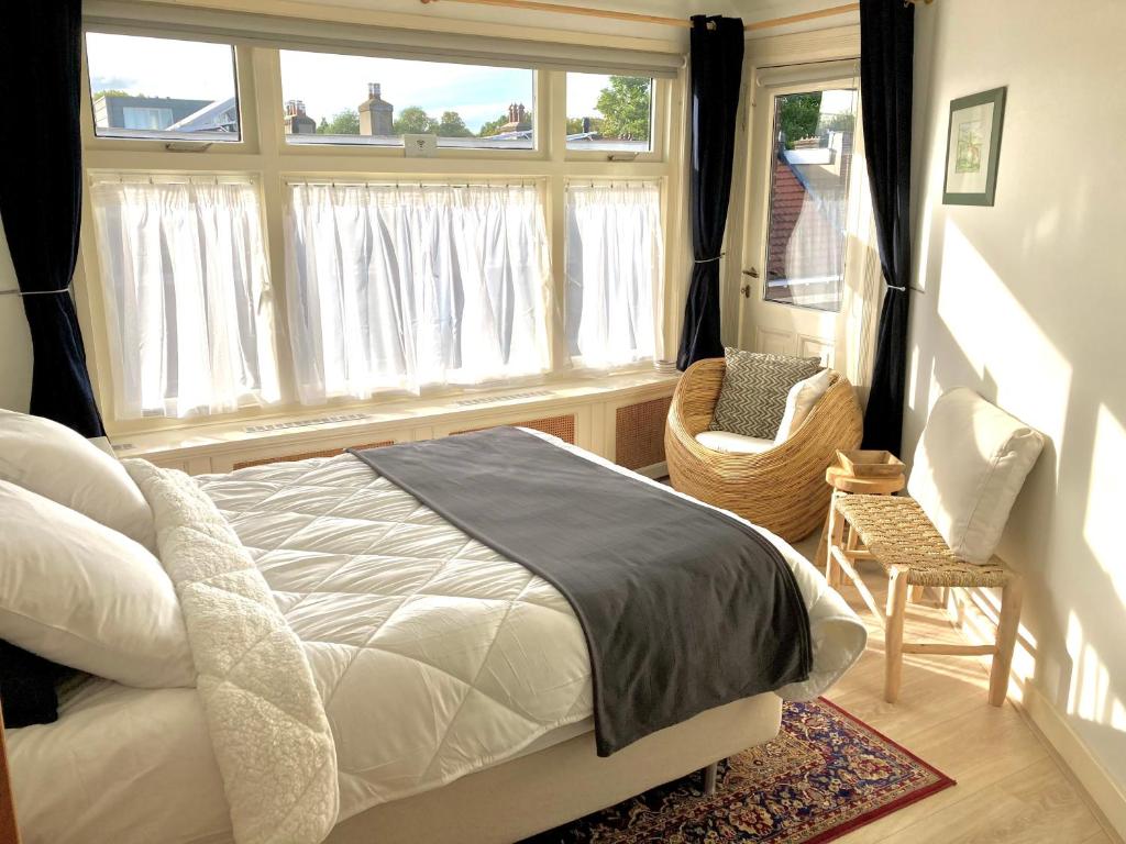 1 dormitorio con cama y ventana grande en Rooftop View en Utrecht