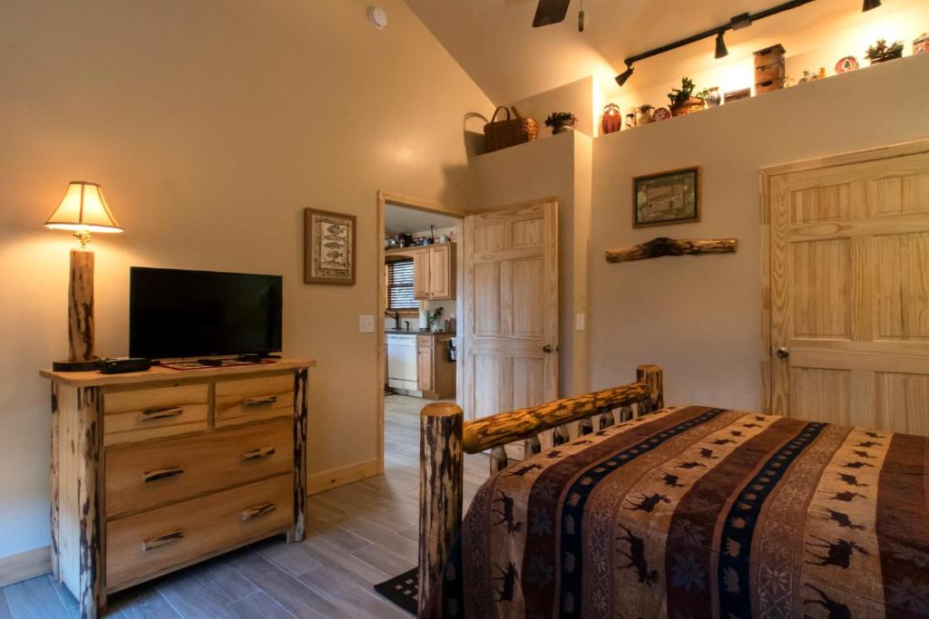 TV a/nebo společenská místnost v ubytování Calhoun House Inn & Suites