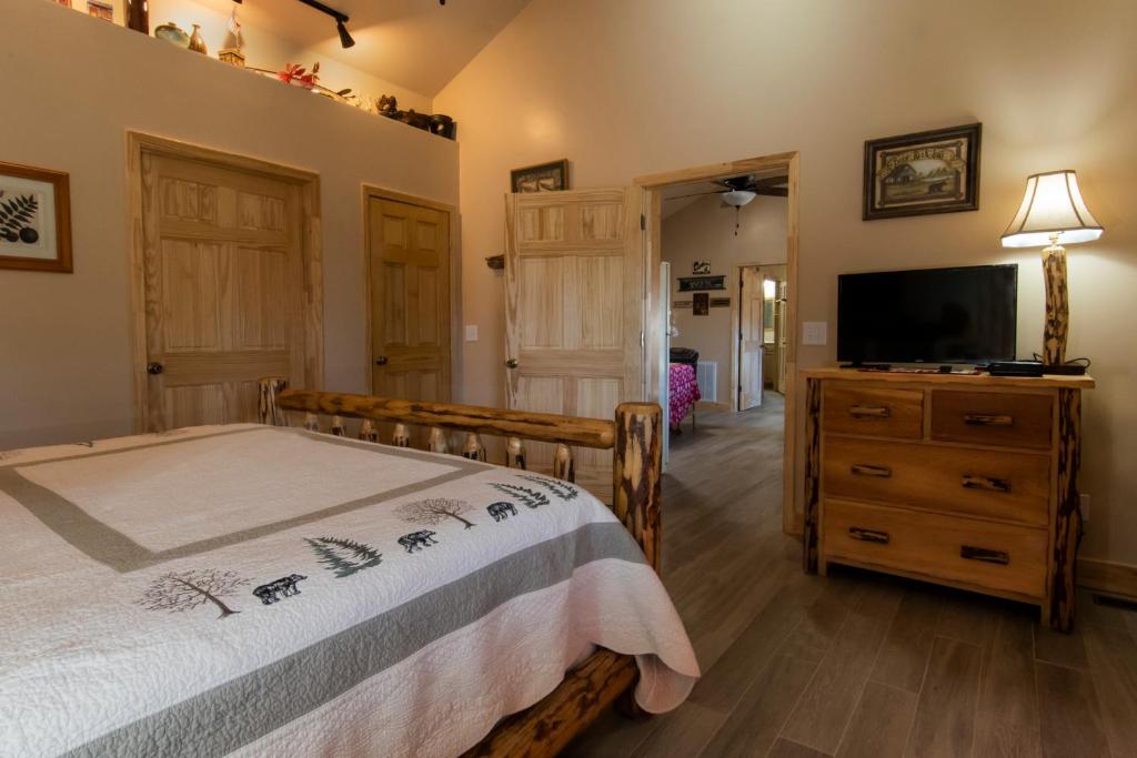 TV a/nebo společenská místnost v ubytování Calhoun House Inn & Suites