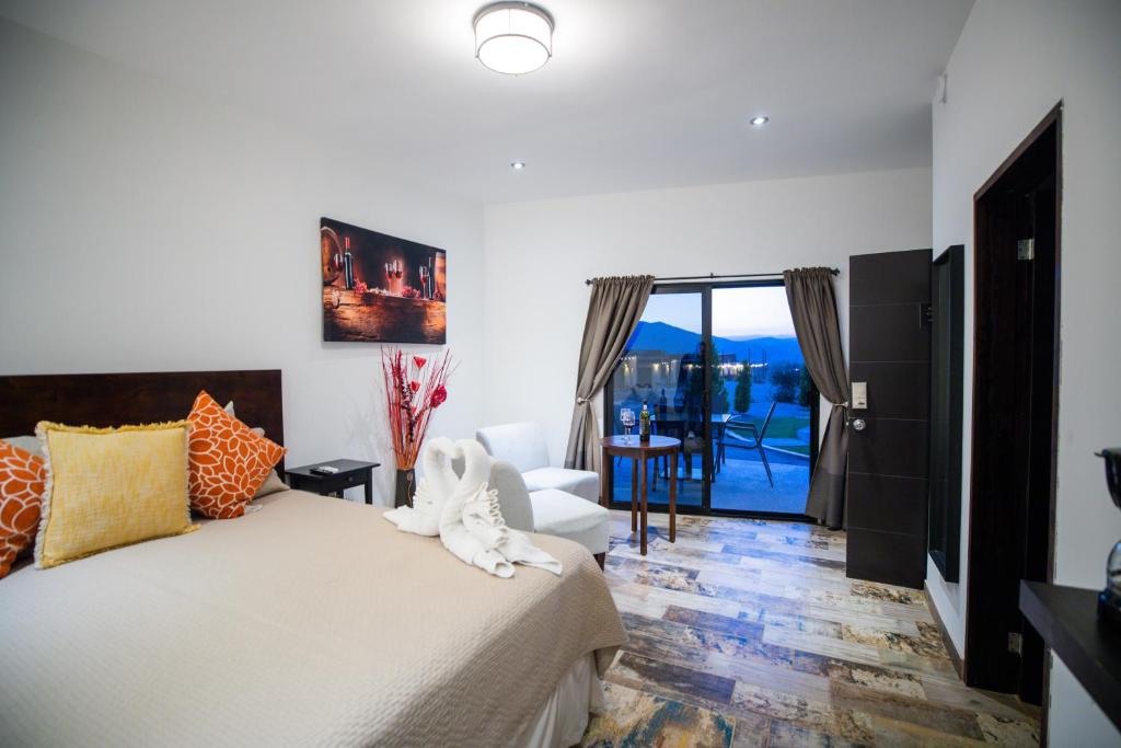 sypialnia z łóżkiem i salon w obiekcie Cuatro Lunas Hotel Boutique w mieście Valle de Guadalupe