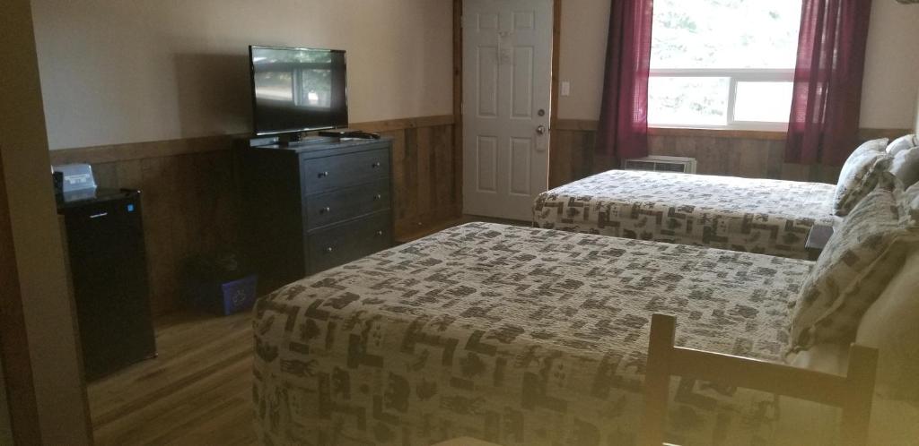 Una cama o camas en una habitación de Jasper Gates Resort