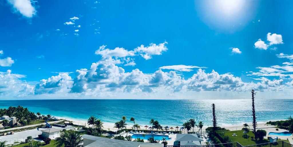 Blick auf das Meer von einem Resort aus in der Unterkunft The Lookout at Coral Beach in Freeport