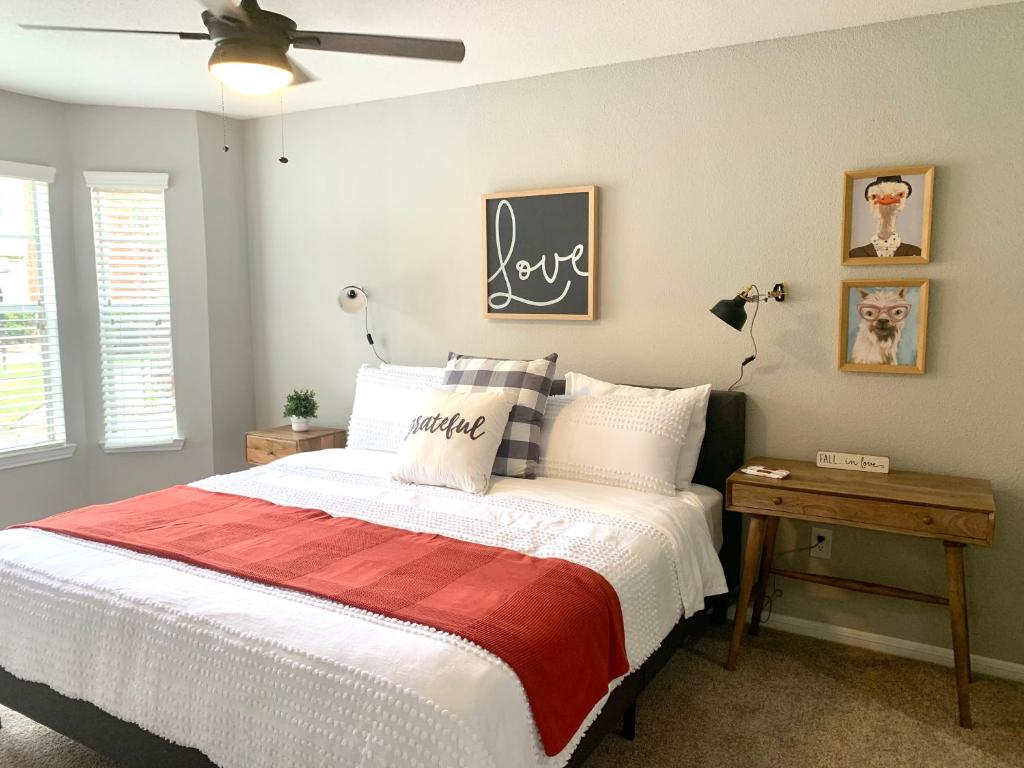 a bedroom with a bed and a ceiling fan at Lovely 1BR apartment in the hearth of Med Center in Houston