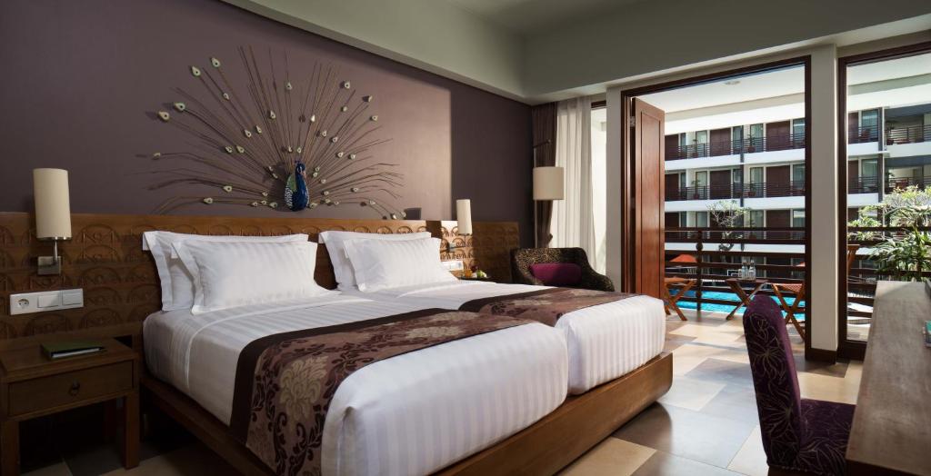 Postel nebo postele na pokoji v ubytování Sun Island Hotel & Spa Kuta
