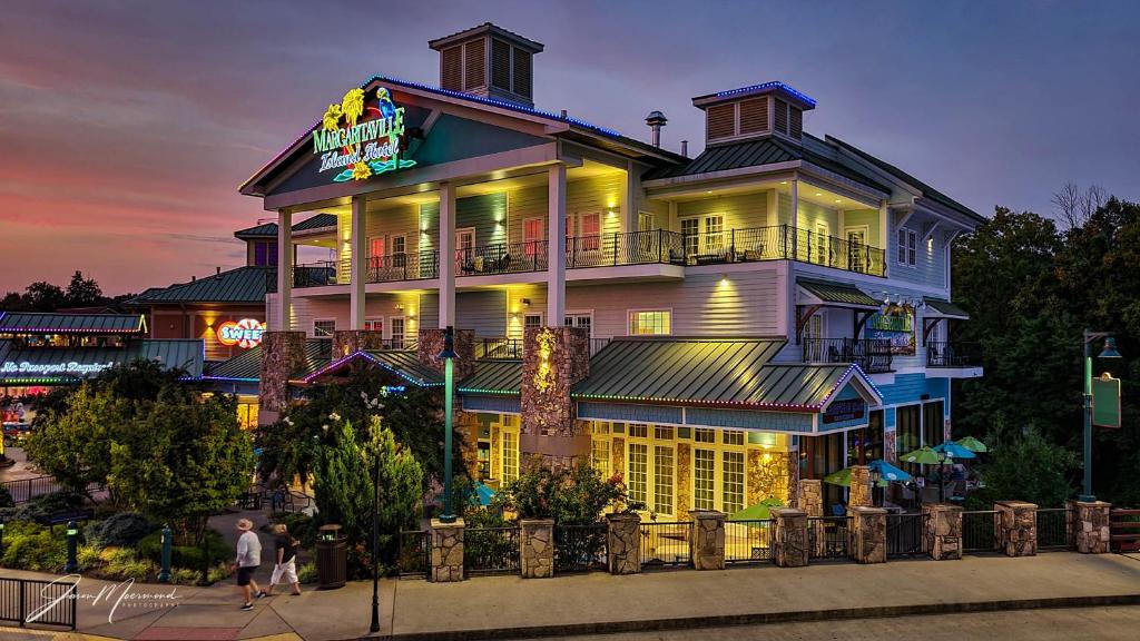 un grande edificio con un cartello sul lato di Margaritaville Island Hotel a Pigeon Forge