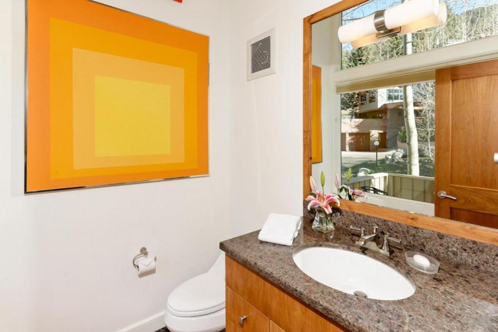 uma casa de banho com um lavatório, um WC e um espelho. em Deluxe 3 Bedroom - Aspen Alps #508 em Aspen