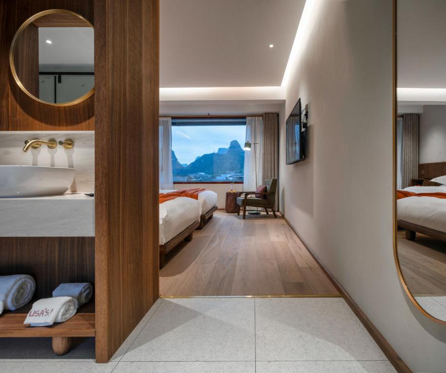 Postel nebo postele na pokoji v ubytování Yangshuo Lisa Boutique Hotel