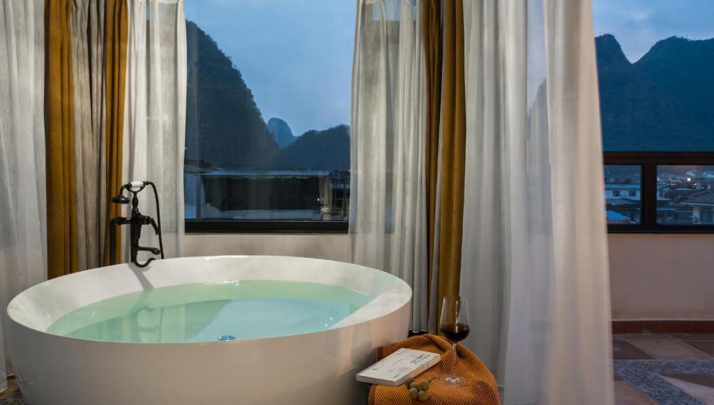 Nespecifikovaný výhled na hory nebo výhled na hory při pohledu z hotelu