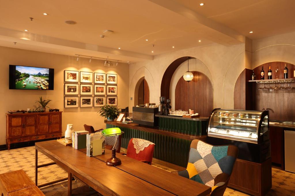 TV a/nebo společenská místnost v ubytování Yangshuo Lisa Boutique Hotel