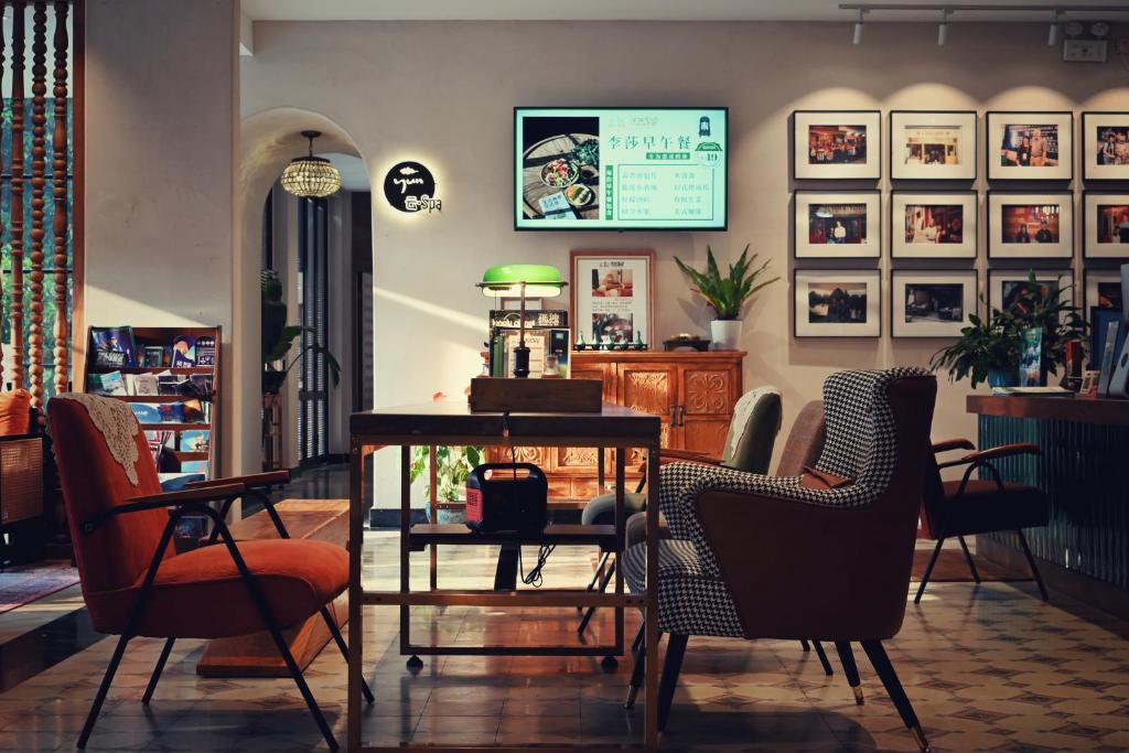TV a/nebo společenská místnost v ubytování Yangshuo Lisa Boutique Hotel