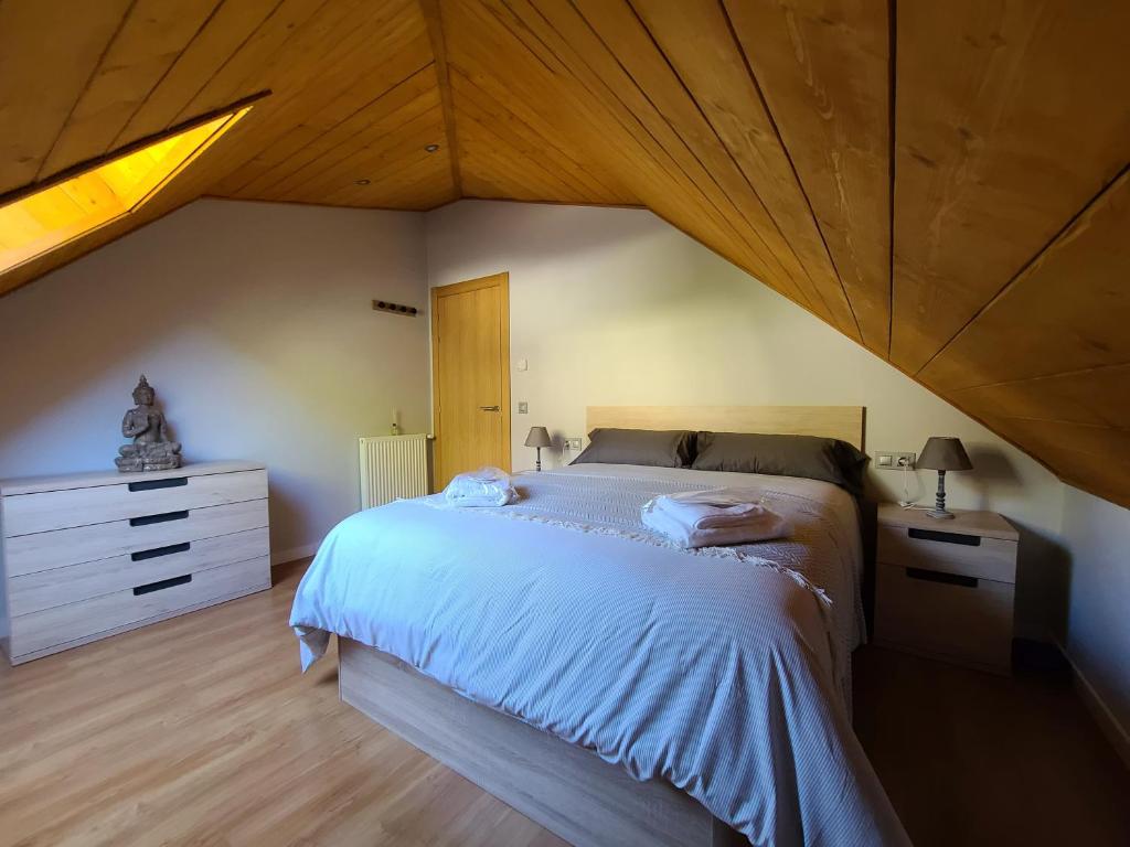sypialnia z dużym łóżkiem i drewnianym sufitem w obiekcie New Dúplex a 25m del telecabina de La Massana 643 w mieście La Massana