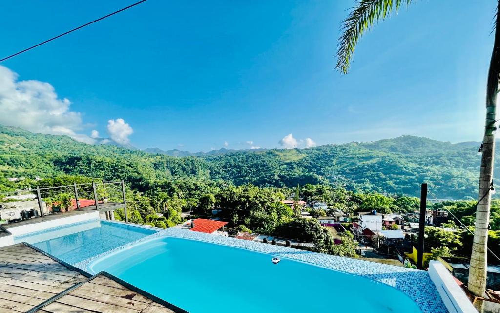 una piscina con vistas a las montañas en ROOF TOP Hotel XILITLA en Xilitla