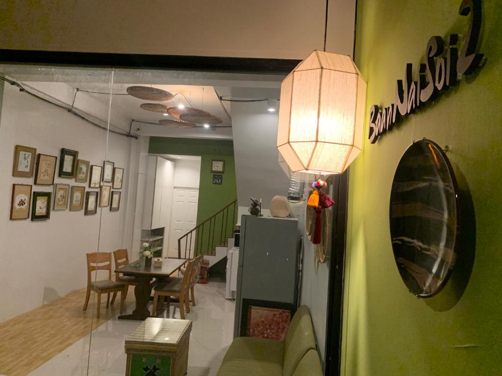 d'un salon avec une table et une lumière naturelle. dans l'établissement Baannaisoi2 Mini Hotel, à Chiang Mai