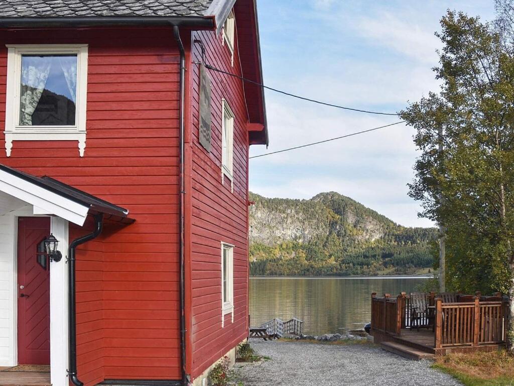 Casa roja con vistas al lago en Holiday home in Måndalen en Sæbø