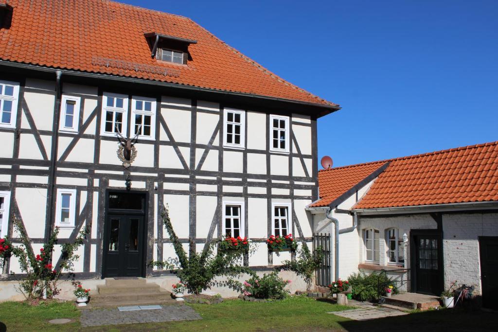 un bâtiment blanc et noir avec des toits rouges dans l'établissement Forsthaus in Waldhessen, à Bauhaus