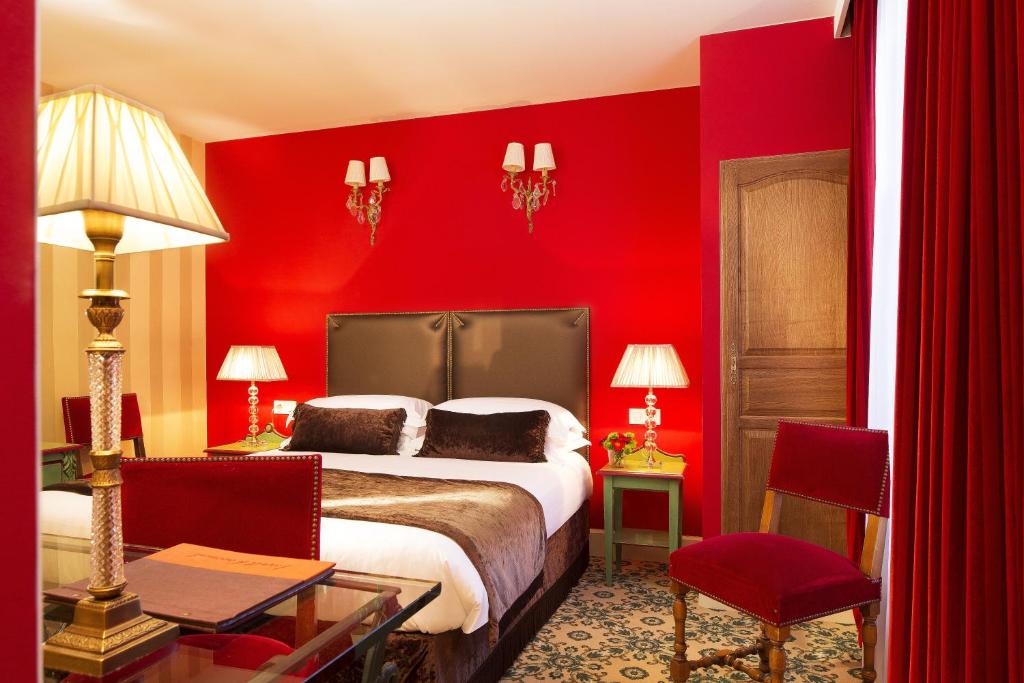 Postel nebo postele na pokoji v ubytování Hotel Des Deux Continents