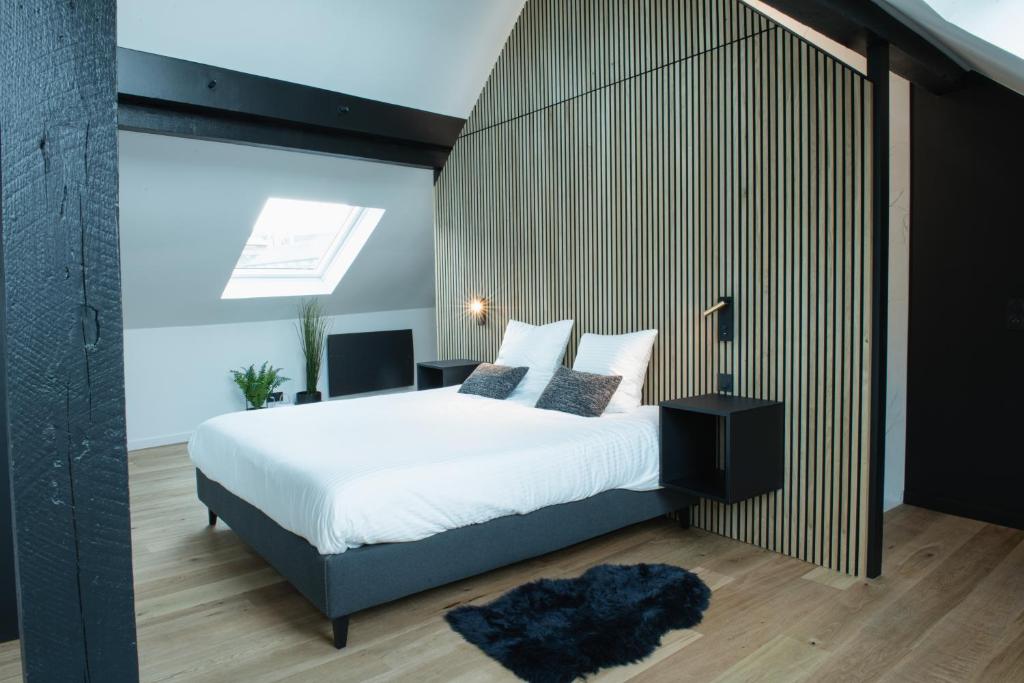 Tempat tidur dalam kamar di JAMES Résidence & Spa
