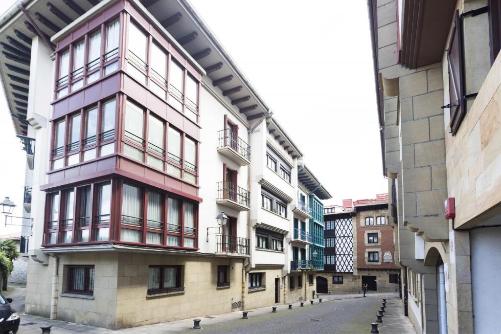 un edificio con balcones al lado de una calle en Bordari by Smiling Rentals en Hondarribia