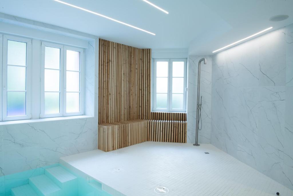 Postel nebo postele na pokoji v ubytování JAMES Résidence & Spa
